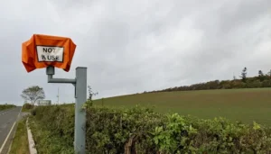 Ein Blitzer wird gezeigt