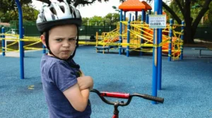 Bockiges Kind auf einem Spielplatz