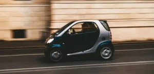 Ein KFZ der Marke Smart wird während der Fahrt gezeigt.