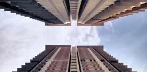 Zwei hohe Gebäude nebeneinander.