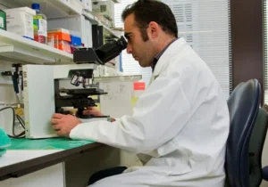 Ein Laborant untersucht eine Abstinenzprobe.