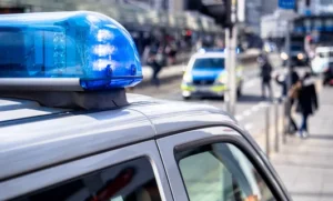 Ein Polizeiwagen wird gezeigt.