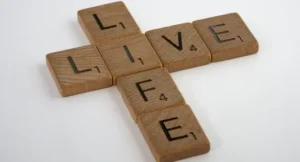 LIVE LIFE wird als Kreuz in Baussteinen dargestellt.