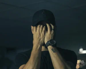 Ein Mann hält sich verzweifelt die Hände vor sein Gesicht.