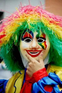 Ein Clown wird an Karneval gezeigt.