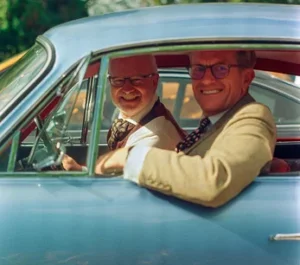 Zwei ältere Herren sitzen in einem Auto.