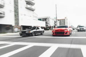 Zwei Autos liefern sich ein Strassenrennen.