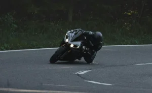 Ein Motorradfahrer in extremer Schräglage.